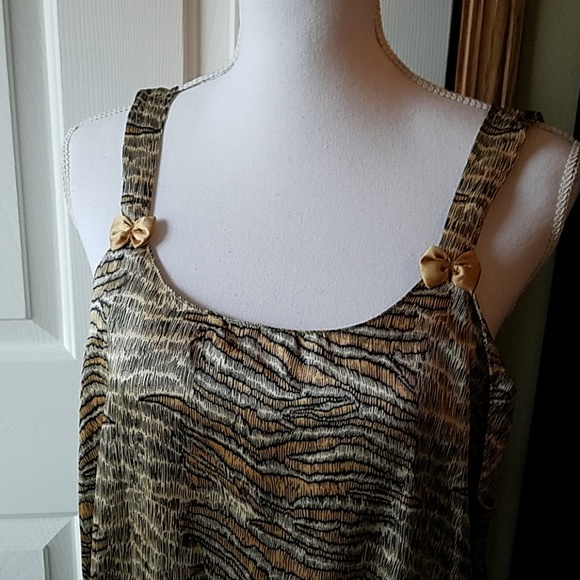 Elegant Nightgown, Robe, and Matching Hanger Set - Picture 4 of 8